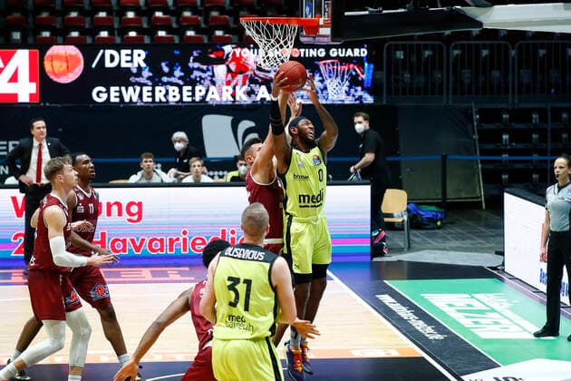 15. Spieltag der easyCredit BBL Basketball Bundesliga in der Messe Chemnitz Saison 2020-2021 NINERS Chemnitz gegen Medi Bayreuth Dererk Pardon (Medi Bayreuth 0) rechts Filip Stanic (NINERS Chemnitz 65) links