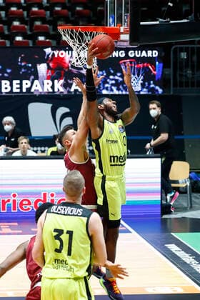 15. Spieltag der easyCredit BBL Basketball Bundesliga in der Messe Chemnitz Saison 2020-2021 NINERS Chemnitz gegen Medi Bayreuth Dererk Pardon (Medi Bayreuth 0) rechts Filip Stanic (NINERS Chemnitz 65) links