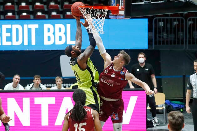 15. Spieltag der easyCredit BBL Basketball Bundesliga in der Messe Chemnitz Saison 2020-2021 NINERS Chemnitz gegen Medi Bayreuth Dererk Pardon (Medi Bayreuth 0) links Jan Niklas Wimberg (NINERS Chemnitz 8) rechts