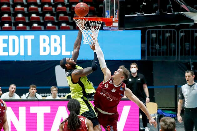 15. Spieltag der easyCredit BBL Basketball Bundesliga in der Messe Chemnitz Saison 2020-2021 NINERS Chemnitz gegen Medi Bayreuth Dererk Pardon (Medi Bayreuth 0) links Jan Niklas Wimberg (NINERS Chemnitz 8) rechts