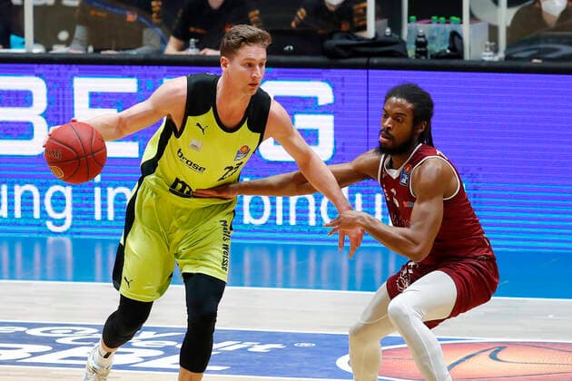 15. Spieltag der easyCredit BBL Basketball Bundesliga in der Messe Chemnitz Saison 2020-2021 NINERS Chemnitz gegen Medi Bayreuth David Walker (Medi Bayreuth23) links Marcus Thornton (NINERS Chemnitz 15) rechts