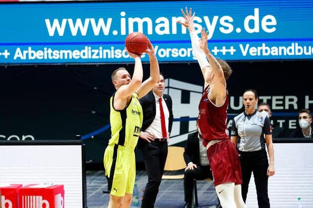 15. Spieltag der easyCredit BBL Basketball Bundesliga in der Messe Chemnitz Saison 2020-2021 NINERS Chemnitz gegen Medi Bayreuth Osvaldas Olisevicius (Medi Bayreuth 31) links Jan Niklas Wimberg (NINERS Chemnitz 8) rechts