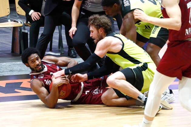 15. Spieltag der easyCredit BBL Basketball Bundesliga in der Messe Chemnitz Saison 2020-2021 NINERS Chemnitz gegen Medi Bayreuth Matthew Tiby (Medi Bayreuth 15) rechts Terrell Harris (NINERS Chemnitz 2) links