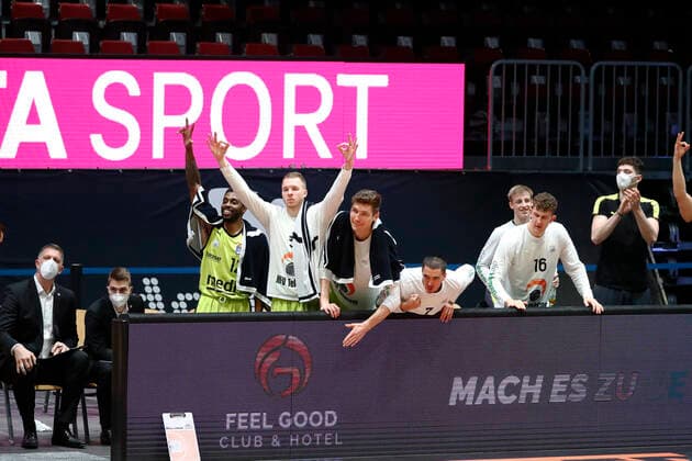 15. Spieltag der easyCredit BBL Basketball Bundesliga in der Messe Chemnitz Saison 2020-2021 NINERS Chemnitz gegen Medi Bayreuth Medi Spiler JUbeln auf der Bank