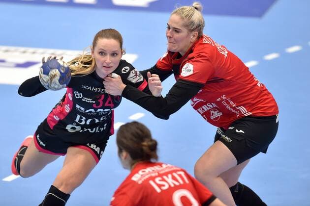 Silje Brons Petersen (TuS Metzingen) (am Ball), Beate Scheffknecht (Thueringer HC) (R) , Thueringer HC - TuS Metzingen, DHB-Pokal Frauen, 30.01.2021, Thueringer HC - TuS Metzingen, DHB-Pokal Frauen, Handball, GER, 30.01.2021 Bad Langensalza Copyright: xRolandxSippelx-xEibner-Pressefotox