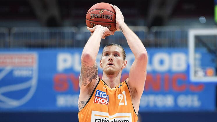 Basketball 1. Bundesliga, Saison 2020 2021, 15. Spieltag, Syntainics MBC Weißenfels vs. ratiopharm Ulm (30.01.2021) 92:104 (52:51) Dylan Osetkowski (Center ratiopharm Ulm, Rueckennummer 21) am Ball bei einem Freiwurf beim Spiel MBC Weißenfels gegen Ulm (30.01.2021) Weißenfels Sachsen-Anhalt Deutschland Stadthalle Weißenfels