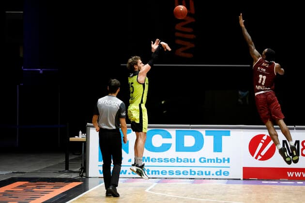30.01.2021, easyCredit Basketball Bundesliga, BBL, Saison 2020 2021, Herren, Chemnitz Niners - Medi Bayreuth Matthew Tiby, Medi Bayreuth, Isiaha Mike, Niners Chemnitz Chemnitz Messe Chemnitz Sachsen Germany