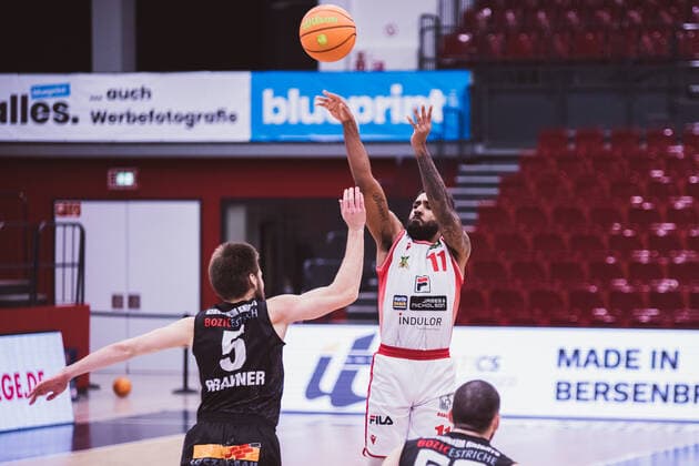 ProA: 18. Spieltag - Artland Dragons vs. VfL Kirchheim Knights, 30.01.2021 Gerel David Simmons (Artland Dragons, 11), Nico Brauner (VfL Kirchheim Knights, 5); ProA: 18. Spieltag - Artland Dragons vs. VfL Kirchheim Knights am 30.01.2021 in Quakenbrueck (Artland Arena), Germany, Copyright: xBEAUTIFULxSPORTS Neddermannx