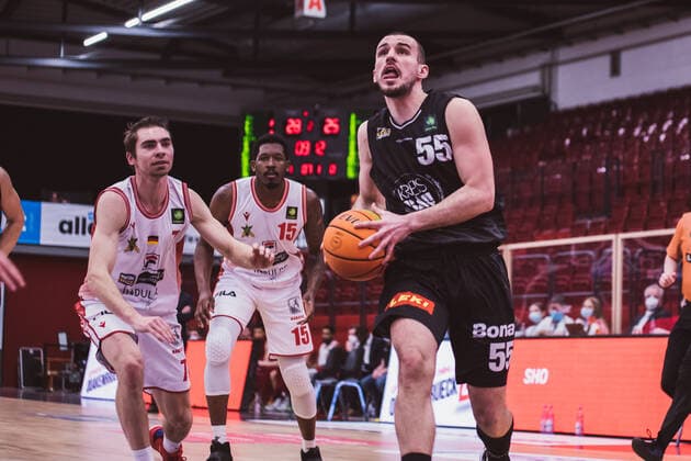 ProA: 18. Spieltag - Artland Dragons vs. VfL Kirchheim Knights, 30.01.2021 Adrian Breitlauch (Artland Dragons, 7), Quadir Hassan Welton (Artland Dragons, 15), Karlo Miksic (VfL Kirchheim Knights, 55); ProA: 18. Spieltag - Artland Dragons vs. VfL Kirchheim Knights am 30.01.2021 in Quakenbrueck (Artland Arena), Germany, Copyright: xBEAUTIFULxSPORTS Neddermannx