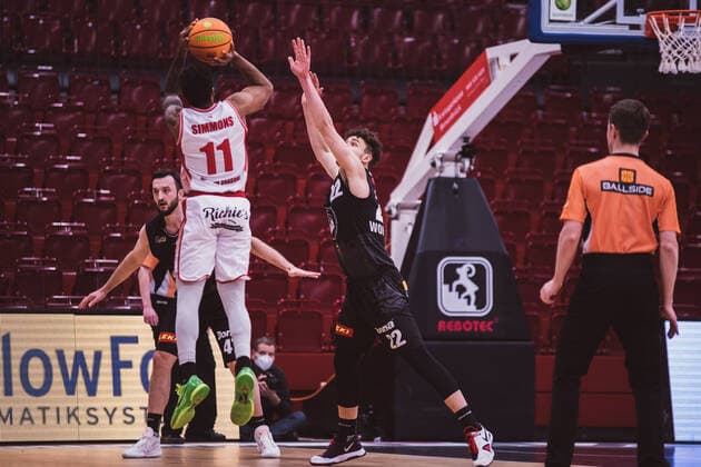 ProA: 18. Spieltag - Artland Dragons vs. VfL Kirchheim Knights, 30.01.2021 Gerel David Simmons (Artland Dragons, 11), Kevin Eduardo Wohlrath (VfL Kirchheim Knights, 22); ProA: 18. Spieltag - Artland Dragons vs. VfL Kirchheim Knights am 30.01.2021 in Quakenbrueck (Artland Arena), Germany, Copyright: xBEAUTIFULxSPORTS Neddermannx