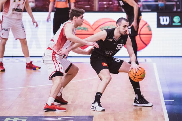 ProA: 18. Spieltag - Artland Dragons vs. VfL Kirchheim Knights, 30.01.2021 Thorben Doeding (Artland Dragons, 4), Karlo Miksic (VfL Kirchheim Knights, 55); ProA: 18. Spieltag - Artland Dragons vs. VfL Kirchheim Knights am 30.01.2021 in Quakenbrueck (Artland Arena), Germany, Copyright: xBEAUTIFULxSPORTS Neddermannx