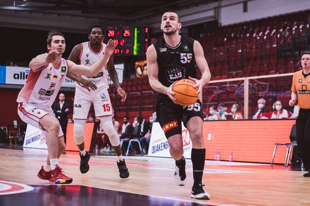 ProA: 18. Spieltag - Artland Dragons vs. VfL Kirchheim Knights, 30.01.2021 Adrian Breitlauch (Artland Dragons, 7), Quadir Hassan Welton (Artland Dragons, 15), Karlo Miksic (VfL Kirchheim Knights, 55); ProA: 18. Spieltag - Artland Dragons vs. VfL Kirchheim Knights am 30.01.2021 in Quakenbrueck (Artland Arena), Germany, Copyright: xBEAUTIFULxSPORTS Neddermannx