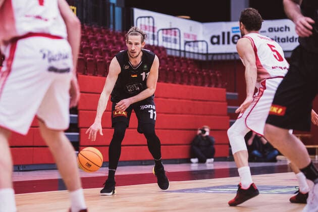 ProA: 18. Spieltag - Artland Dragons vs. VfL Kirchheim Knights, 30.01.2021 Tim Koch (VfL Kirchheim Knights, 11), Chase Chandler Griffin (Artland Dragons, 5); ProA: 18. Spieltag - Artland Dragons vs. VfL Kirchheim Knights am 30.01.2021 in Quakenbrueck (Artland Arena), Germany, Copyright: xBEAUTIFULxSPORTS Neddermannx