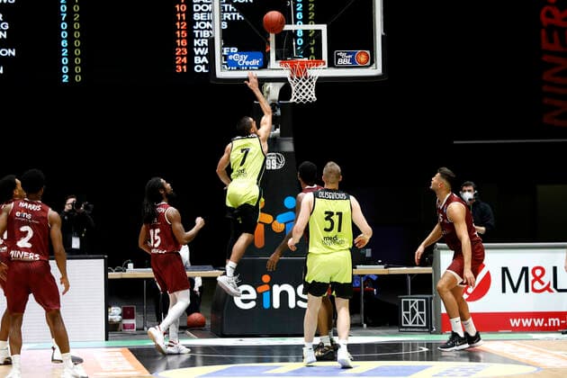 30.01.2021, easyCredit Basketball Bundesliga, BBL, Saison 2020 2021, Herren, Chemnitz Niners - Medi Bayreuth Philip Jalalpoor, Medi Bayreuth, Osvaldas Olisevicius, Medi Bayreuth Chemnitz Messe Chemnitz Sachsen Germany