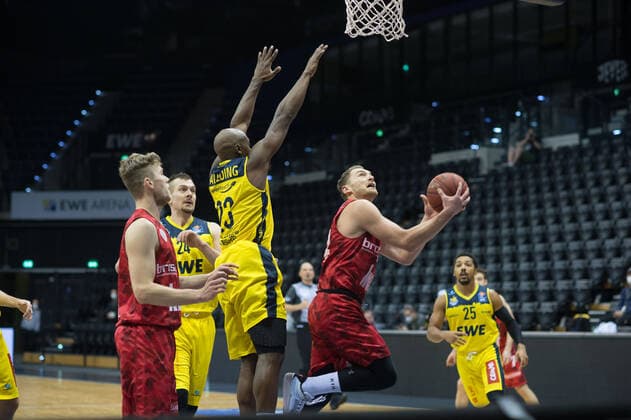 GER, Basketball, EWE Baskets Oldenburg vs s.Oliver Würzburg 30.01.2021, EWE Arena, Oldenburg, GER, easy Credit-BBL, EWE Baskets Oldenburg vs s.Oliver Würzburg, im Bild Felix HOFFMANN (s.Oliver Würzburg 34 ) Rickey PAULDING (EWE Baskets Oldenburg 23 )