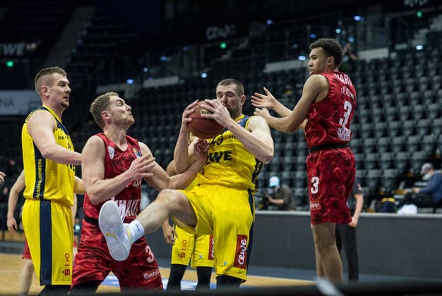 GER, Basketball, EWE Baskets Oldenburg vs s.Oliver Würzburg 30.01.2021, EWE Arena, Oldenburg, GER, easy Credit-BBL, EWE Baskets Oldenburg vs s.Oliver Würzburg, im Bild Nathan BOOTHE (EWE Baskets Oldenburg 45 ) Felix HOFFMANN (s.Oliver Würzburg 34 ) Tyson WARD (s.Oliver Würzburg 3 ) Rasid MAHALBASIC (EWE Baskets Oldenburg 24 )