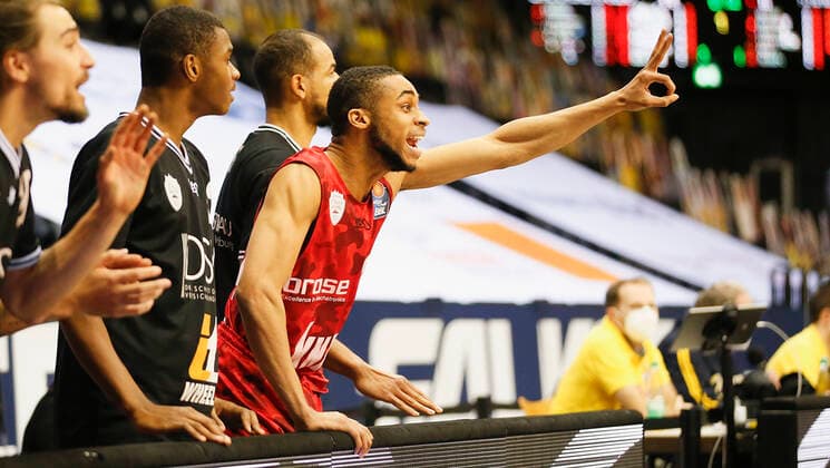 Deutschland , Oldenburg , EWE Arena (Weser-Ems-Hallen) , 30.01.2021, emspor, emonline, despor, deonline, EWE Baskets Oldenburg vs. s.Oliver Wuerzburg, easyCredit BBL, 15. Spieltag Bild: v. l. Julian Albus (s.Oliver Wuerzburg), Elijah Ndi (s.Oliver Wuerzburg), Alex King (s.Oliver Wuerzburg) und Cameron Hunt (s.Oliver Wuerzburg) feuern ihre Mitspieler an Copyright: HMBxMedia JulienxBecker