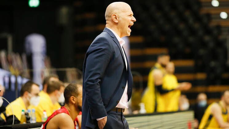Deutschland , Oldenburg , EWE Arena (Weser-Ems-Hallen) , 30.01.2021, emspor, emonline, despor, deonline, EWE Baskets Oldenburg vs. s.Oliver Wuerzburg, easyCredit BBL, 15. Spieltag Bild: Trainer Denis Wucherer (s.Oliver Wuerzburg) feuert sein Team an Copyright: HMBxMedia JulienxBecker