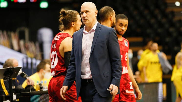 Deutschland , Oldenburg , EWE Arena (Weser-Ems-Hallen) , 30.01.2021, emspor, emonline, despor, deonline, EWE Baskets Oldenburg vs. s.Oliver Wuerzburg, easyCredit BBL, 15. Spieltag Bild: v. l. Julian Albus (s.Oliver Wuerzburg), Trainer Denis Wucherer (s.Oliver Wuerzburg) mit ernstem Blick, Alex King (s.Oliver Wuerzburg) und Jonas Weitzel (s.Oliver Wuerzburg) Copyright: HMBxMedia JulienxBecker