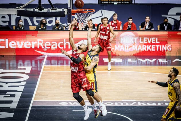Basketball Oldenburg 30.01.2021 Saison 2020 2021 easyCredit BBL: 15. Spieltag: EWE Baskets - s. Oliver Würzburg Basketball Oldenburg 30.01.2021 Saison 2020 2021 easyCredit BBL: 15. Spieltag: EWE Baskets - s. Oliver Würzburg Alex King, No. 77, Würzburg 4, Keith Hornsby, EWE Baskets Oldenburg nur redaktionelle Verwendung - kommerzielle Verwendung Nutzung nur nach Absprache mit dem Fotografen Oldenburg Deutschland