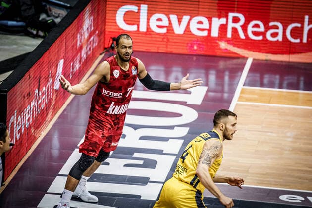 Basketball Oldenburg 30.01.2021 Saison 2020 2021 easyCredit BBL: 15. Spieltag: EWE Baskets - s. Oliver Würzburg Basketball Oldenburg 30.01.2021 Saison 2020 2021 easyCredit BBL: 15. Spieltag: EWE Baskets - s. Oliver Würzburg Alex King, No. 77, Würzburg 4, Keith Hornsby, EWE Baskets Oldenburg nur redaktionelle Verwendung - kommerzielle Verwendung Nutzung nur nach Absprache mit dem Fotografen Oldenburg Deutschland