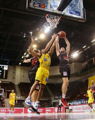 Ludwigsburg , Basketball easyCredit BBL Bundesliga , MHP RIESEN Ludwigsburg vs. JobStairs GIESSEN 46ers , von links: John Bryant ( Giessen ) Desi Rodriguez ( Riesen ) Scottie James ( Giessen )