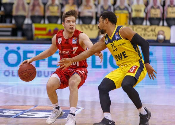 Oldenburg, Niedersachsen, DEU, 30.01.2021, Nils Haßfurther (links, s.Oliver Würzburg) und Phil Pressey (rechts, EWE Baskets Oldenburg). EWE Baskets Oldenburg vs. s.Oliver Würzburg. 1. Basketball-Bundesliga Saison 2020 2021, 15. Spieltag, Grosse EWE Arena. EWE Baskets Oldenburg vs. s.Oliver Würzburg