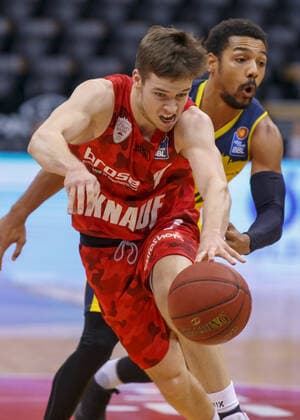 Oldenburg, Niedersachsen, DEU, 30.01.2021, Nils Haßfurther (links, s.Oliver Würzburg) und Phil Pressey (rechts, EWE Baskets Oldenburg). EWE Baskets Oldenburg vs. s.Oliver Würzburg. 1. Basketball-Bundesliga Saison 2020 2021, 15. Spieltag, Grosse EWE Arena. EWE Baskets Oldenburg vs. s.Oliver Würzburg