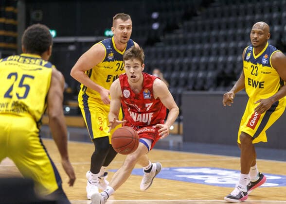 Oldenburg, Niedersachsen, DEU, 30.01.2021, Nils Haßfurther (Mitte, s.Oliver Würzburg), Rickey Paulding (rechts, EWE Baskets Oldenburg), Rasid Mahalbasic (Mitte, EWE Baskets Oldenburg) und Phil Pressey (links, EWE Baskets Oldenburg). EWE Baskets Oldenburg vs. s.Oliver Würzburg. 1. Basketball-Bundesliga Saison 2020 2021, 15. Spieltag, Grosse EWE Arena. EWE Baskets Oldenburg vs. s.Oliver Würzburg
