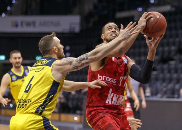 Oldenburg, Niedersachsen, DEU, 30.01.2021, Alex King (rechts, s.Oliver Würzburg) und Keith Hornsby (links, EWE Baskets Oldenburg). EWE Baskets Oldenburg vs. s.Oliver Würzburg. 1. Basketball-Bundesliga Saison 2020 2021, 15. Spieltag, Grosse EWE Arena. EWE Baskets Oldenburg vs. s.Oliver Würzburg