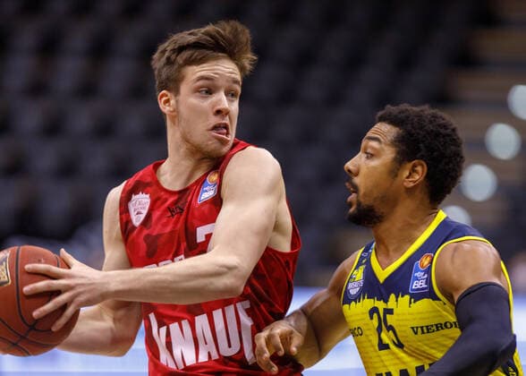 Oldenburg, Niedersachsen, DEU, 30.01.2021, Nils Haßfurther (links, s.Oliver Würzburg) und Phil Pressey (rechts, EWE Baskets Oldenburg). EWE Baskets Oldenburg vs. s.Oliver Würzburg. 1. Basketball-Bundesliga Saison 2020 2021, 15. Spieltag, Grosse EWE Arena. EWE Baskets Oldenburg vs. s.Oliver Würzburg