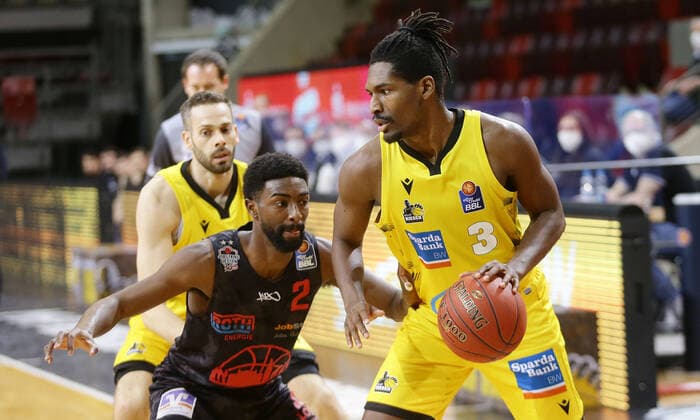 Ludwigsburg , Basketball easyCredit BBL Bundesliga , MHP RIESEN Ludwigsburg vs. JobStairs GIESSEN 46ers , von links: Isaac Hamilton ( Giessen ) Jaleen Smith ( Riesen )