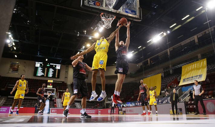 Ludwigsburg , Basketball easyCredit BBL Bundesliga , MHP RIESEN Ludwigsburg vs. JobStairs GIESSEN 46ers , von links: John Bryant ( Giessen ) Desi Rodriguez ( Riesen ) Scottie James ( Giessen )