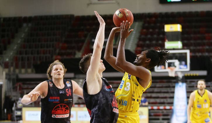 Ludwigsburg , Basketball easyCredit BBL Bundesliga , MHP RIESEN Ludwigsburg vs. JobStairs GIESSEN 46ers , von links: Alen Pjanic ( Giessen ) Jaleen Smith ( Riesen )