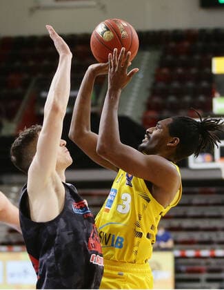 Ludwigsburg , Basketball easyCredit BBL Bundesliga , MHP RIESEN Ludwigsburg vs. JobStairs GIESSEN 46ers , von links: Alen Pjanic ( Giessen ) Jaleen Smith ( Riesen )