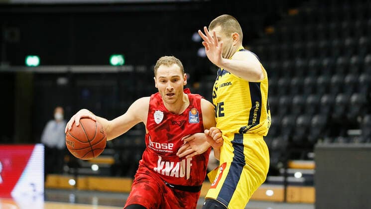 Deutschland , Oldenburg , EWE Arena (Weser-Ems-Hallen) , 30.01.2021, emspor, emonline, despor, deonline, EWE Baskets Oldenburg vs. s.Oliver Wuerzburg, easyCredit BBL, 15. Spieltag Bild: v. l. Felix Hoffmann (s.Oliver Wuerzburg) gegen Nathan Boothe (EWE Baskets Oldenburg) Copyright: HMBxMedia JulienxBecker