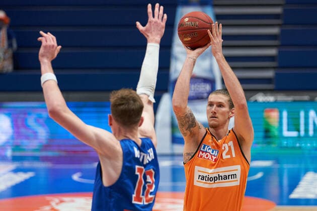 Syntainics MBC - Ratiopharm Ulm, Basketball, Bundesliga, Maenner, 15. Spieltag, 30.01.2021, v.l.: Philipp Hartwich (MBC, 12), Dylan Osetkowski (Ulm, 21). Syntainics MBC - ratiopharm ulm, Basketball, Bundesliga, Maenner, 15. Spieltag, 30.01.2021, Weissenfels