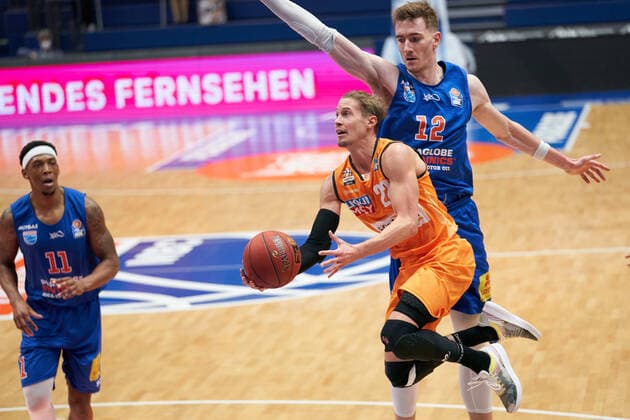 Syntainics MBC - Ratiopharm Ulm, Basketball, Bundesliga, Maenner, 15. Spieltag, 30.01.2021, v.l.: Kyndahl Hill (MBC, 11), Thomas Klepeisz (Ulm, 22), Philipp Hartwich (MBC, 12). Syntainics MBC - ratiopharm ulm, Basketball, Bundesliga, Maenner, 15. Spieltag, 30.01.2021, Weissenfels
