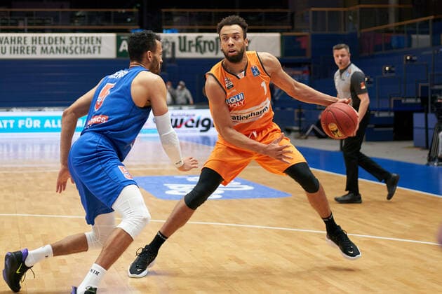 Syntainics MBC - Ratiopharm Ulm, Basketball, Bundesliga, Maenner, 15. Spieltag, 30.01.2021, v.l.: David Brembly (MBC, 5), Demitrius Conger (Ulm, 1). Syntainics MBC - ratiopharm ulm, Basketball, Bundesliga, Maenner, 15. Spieltag, 30.01.2021, Weissenfels