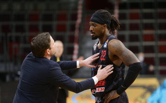 Ludwigsburg , Basketball easyCredit BBL Bundesliga , MHP RIESEN Ludwigsburg vs. JobStairs GIESSEN 46ers , von links: Trainer Rolf Scholz Chad Brown ( Giessen )