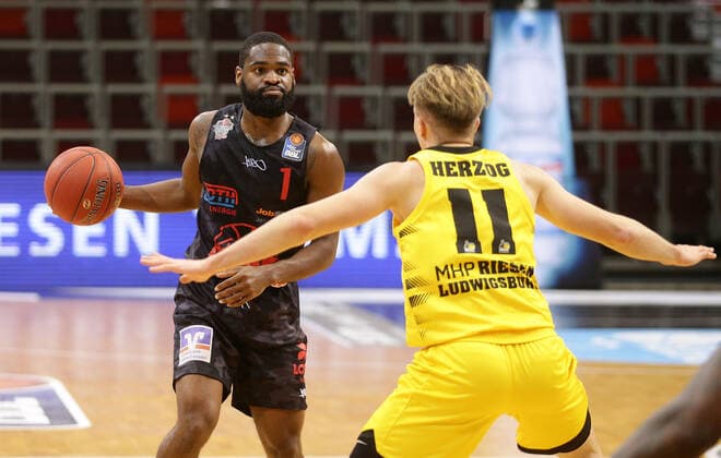 Ludwigsburg , Basketball easyCredit BBL Bundesliga , MHP RIESEN Ludwigsburg vs. JobStairs GIESSEN 46ers , von links: Jonathan Stark ( Giessen ) Lukas Herzog ( Riesen )