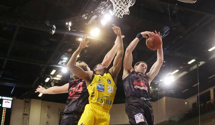 Ludwigsburg , Basketball easyCredit BBL Bundesliga , MHP RIESEN Ludwigsburg vs. JobStairs GIESSEN 46ers , von links: John Bryant ( Giessen ) Tremmell Darden ( Riesen ) Scottie James ( Giessen )