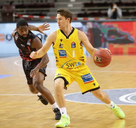Ludwigsburg , Basketball easyCredit BBL Bundesliga , MHP RIESEN Ludwigsburg vs. JobStairs GIESSEN 46ers , von links: Jonathan Stark ( Giessen ) Jordan Hulls ( Riesen )