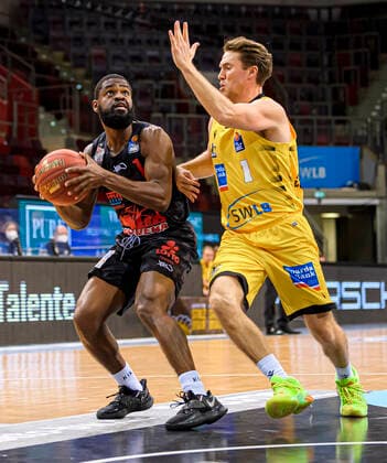 Ludwigsburg, Deutschland 30. Januar 2021: BBL- 20 21 - MHP Riesen Ludwigsburg vs. JobStairs Giessen 46ers v.li. Jonathan Stark (Giessen), Jordan Hulls (Ludwigsburg) Ludwigsburg MHP Arena Baden-Württemberg Deutschland