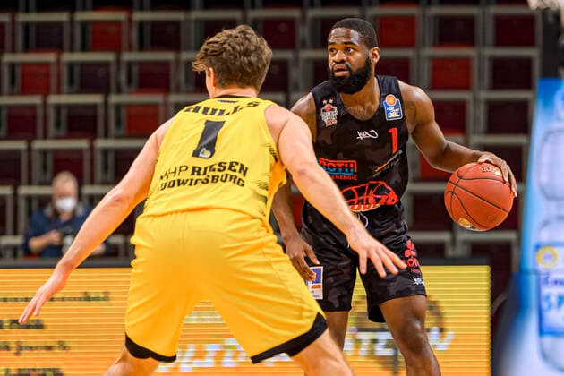 Ludwigsburg, Deutschland 30. Januar 2021: BBL- 20 21 - MHP Riesen Ludwigsburg vs. JobStairs Giessen 46ers Jordan Hulls (Ludwigsburg), Jonathan Stark (Giessen) Ludwigsburg MHP Arena Baden-Württemberg Deutschland