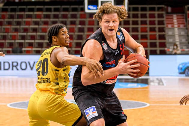 Ludwigsburg, Deutschland 30. Januar 2021: BBL- 20 21 - MHP Riesen Ludwigsburg vs. JobStairs Giessen 46ers v. li. im Zweikampf Desi Rodriguez (Ludwigsburg) und John Bryant (Giessen) Ludwigsburg MHP Arena Baden-Württemberg Deutschland