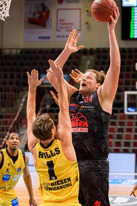 Ludwigsburg, Deutschland 30. Januar 2021: BBL- 20 21 - MHP Riesen Ludwigsburg vs. JobStairs Giessen 46ers v. li. im Zweikampf Jordan Hulls (Ludwigsburg) und John Bryant (Giessen) Ludwigsburg MHP Arena Baden-Württemberg Deutschland