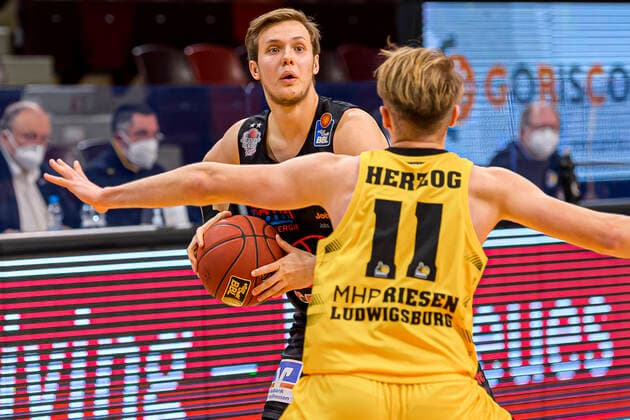 Ludwigsburg, Deutschland 30. Januar 2021: BBL- 20 21 - MHP Riesen Ludwigsburg vs. JobStairs Giessen 46ers v.li. Bjarne Kraushaar (Giessen), Lukas Herzog (Ludwigsburg) Ludwigsburg MHP Arena Baden-Württemberg Deutschland