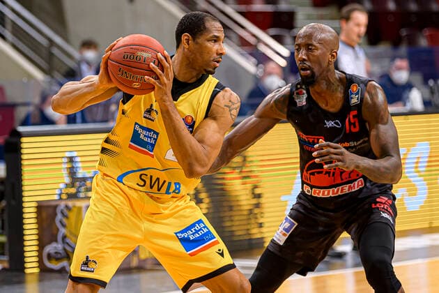 Ludwigsburg, Deutschland 30. Januar 2021: BBL- 20 21 - MHP Riesen Ludwigsburg vs. JobStairs Giessen 46ers v.li. Tremmell Darden (Ludwigsburg), Brandon Bowman (Giessen) Ludwigsburg MHP Arena Baden-Württemberg Deutschland