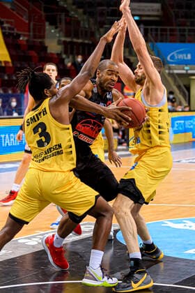 Ludwigsburg, Deutschland 30. Januar 2021: BBL- 20 21 - MHP Riesen Ludwigsburg vs. JobStairs Giessen 46ers v. li. im Zweikampf Jaleen Smith (Ludwigsburg) und Brandon Thomas (Giessen), Jonas Wohlfarth-Bottermann (Ludwigsburg) Ludwigsburg MHP Arena Baden-Württemberg Deutschland